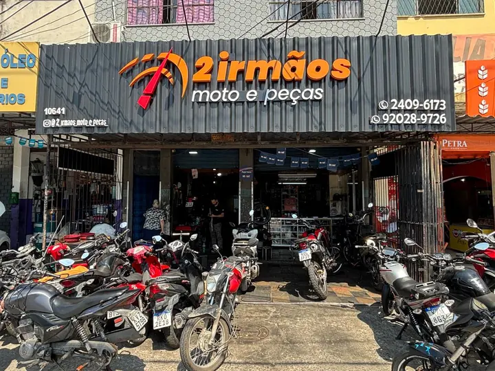 Fachada da 2 Irmãos Moto e Peças na Av. Cesário de Melo, em Paciência, com motos estacionadas na frente